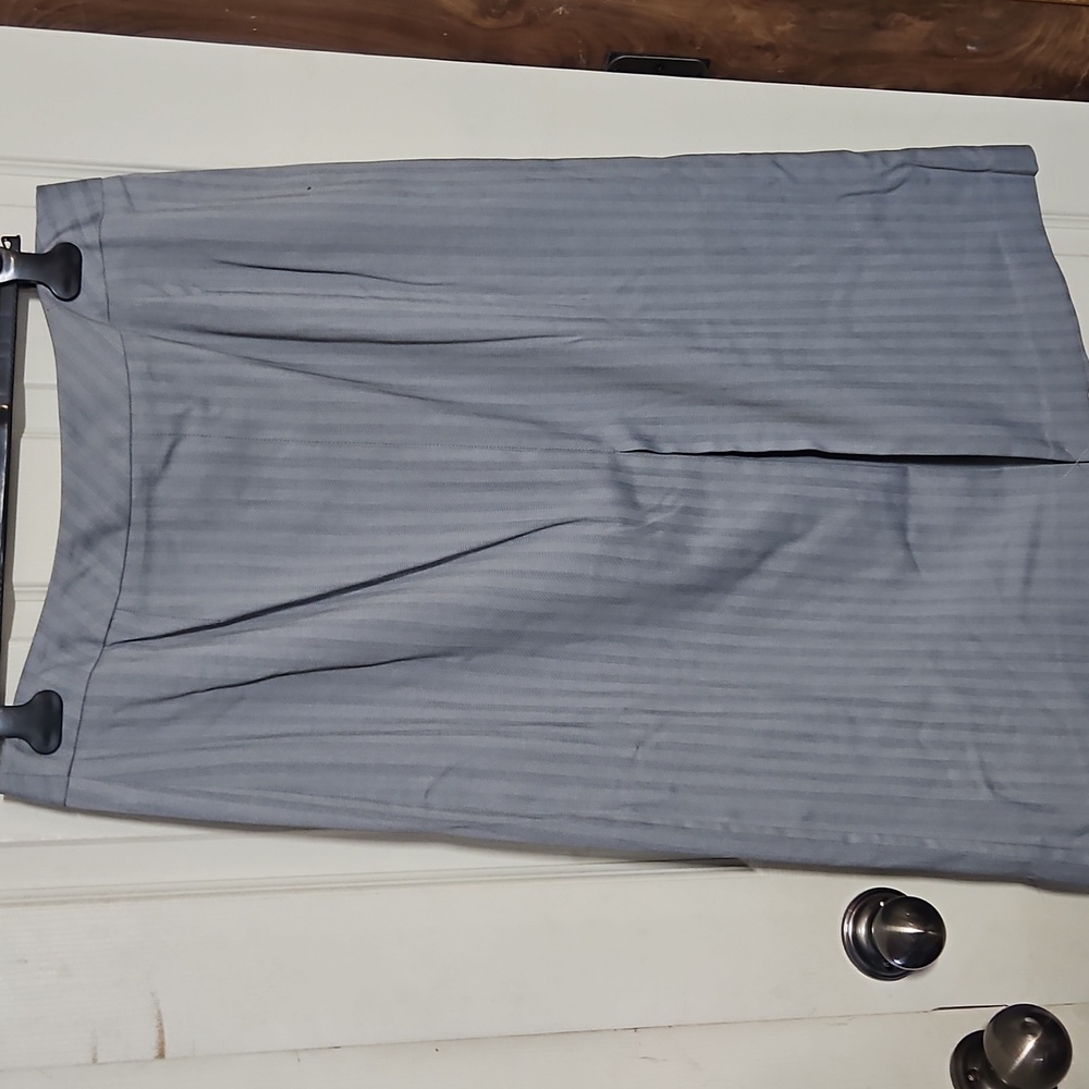 Norton McNaughton Petites: GRAY PENCIL SKIRT: GOOD CONDITION: SIZE 18P